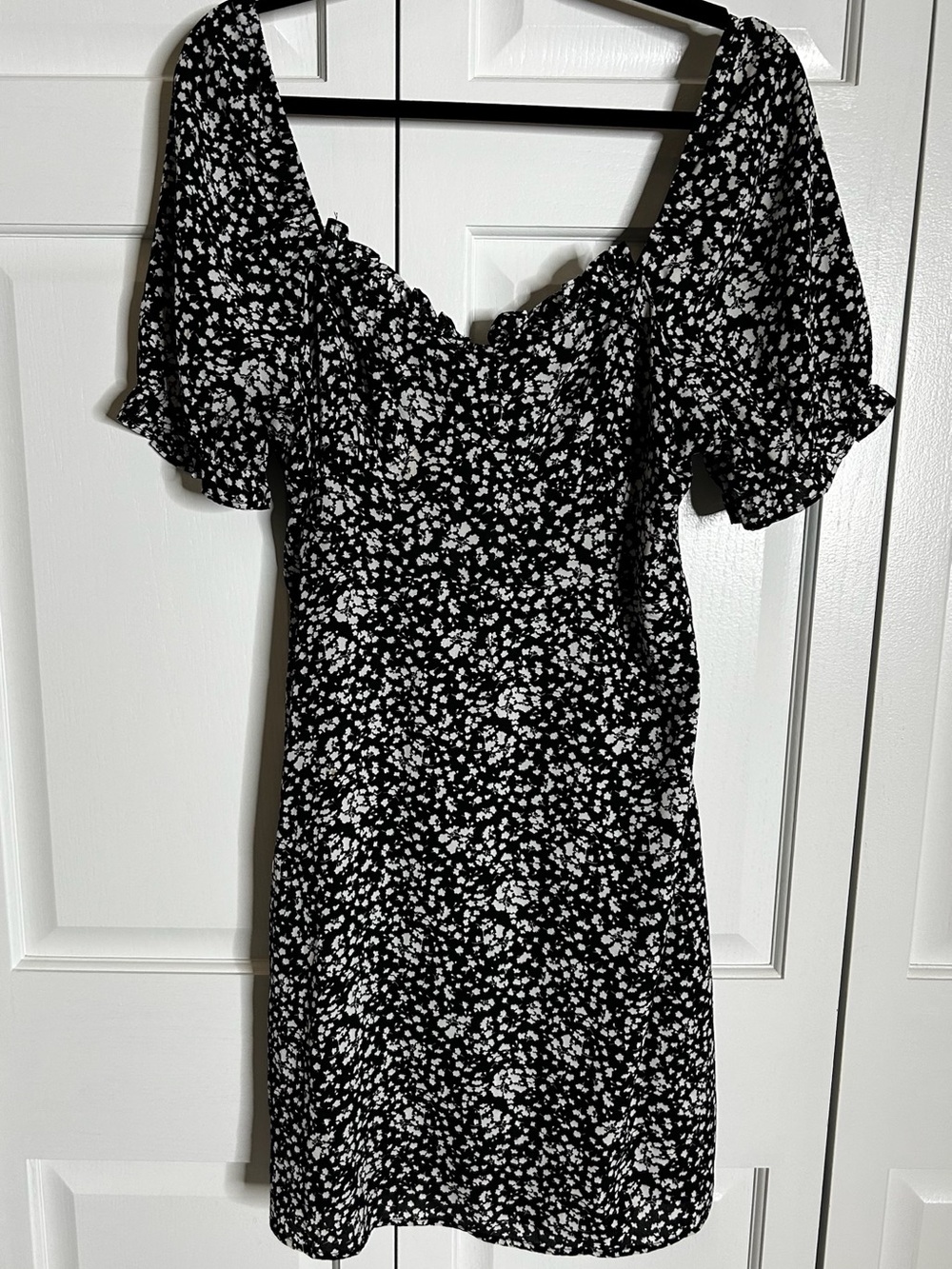 Missguided Black and White Floral Puff-Sleeve Mini Dress